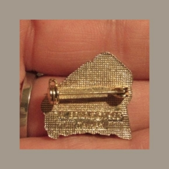 Vintage W Berrie 1980 SUPER MOM Enamel Pin - Picture 2 of 2